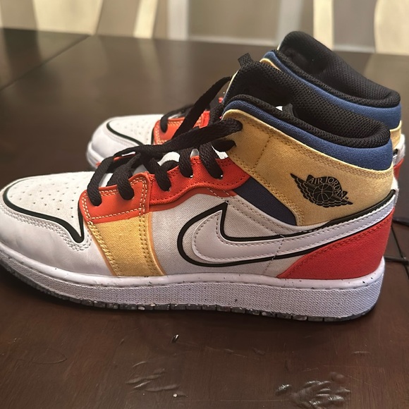 Air Jordan Mid SE size 6Y - Picture 2 of 4